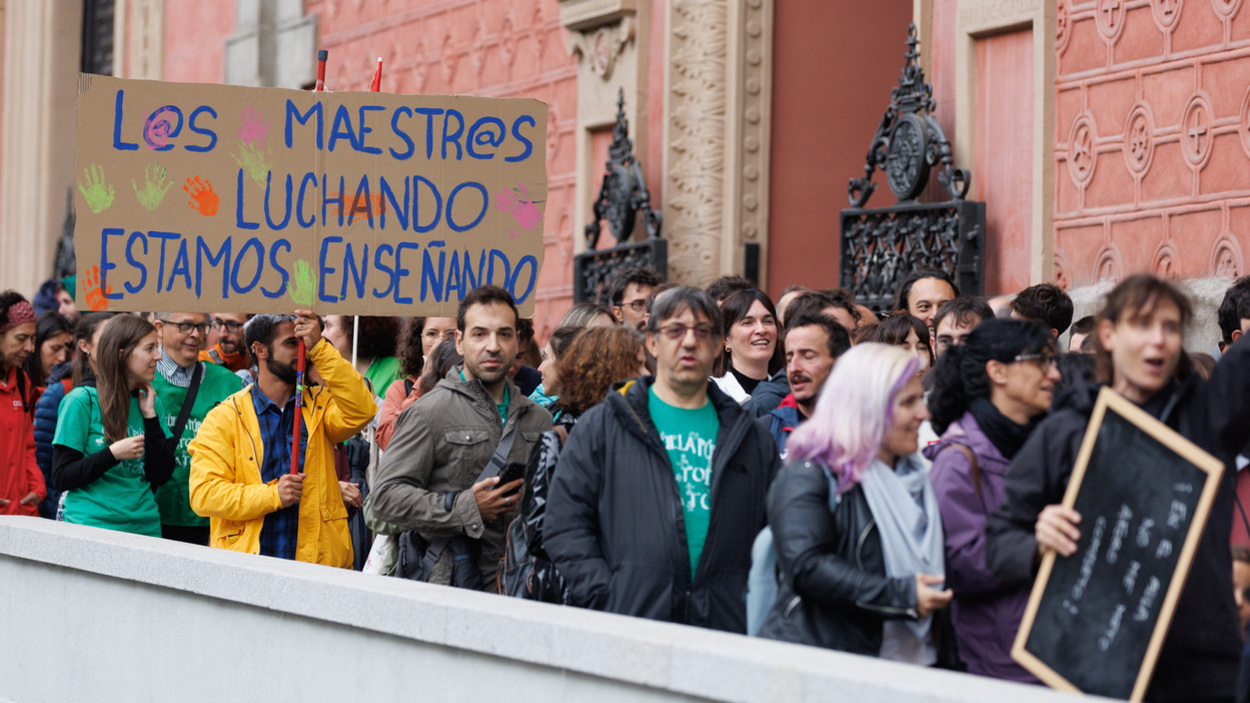Profesores en las manifestaciones de 2023 frente a la Consejería de Educación de Madrid. Europa Press