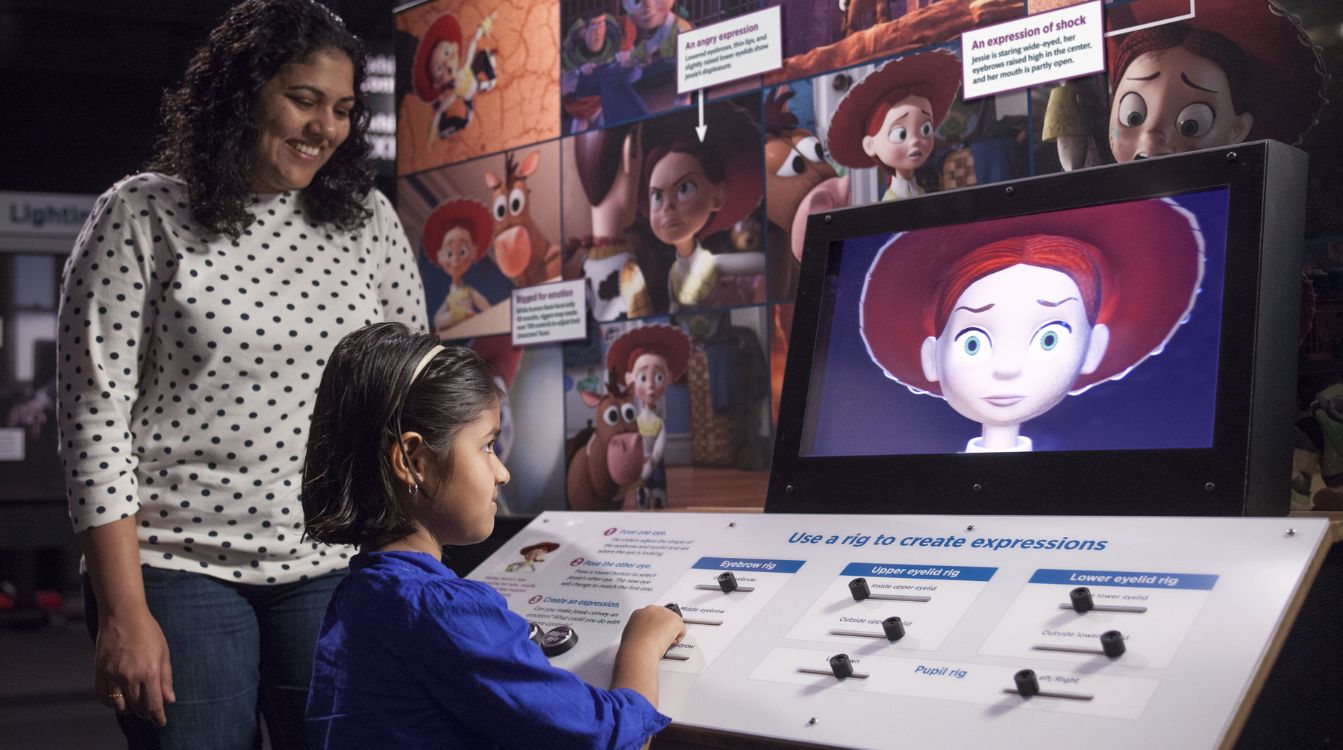 Visitantes usan los controles de rig en la cara de Jessie para crear expresiones.© Disney Pixar / Museum Science