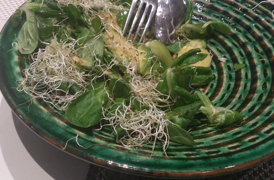 Ensalada de aguacate con berros y queso de cabra y fideua con verduras y lomo