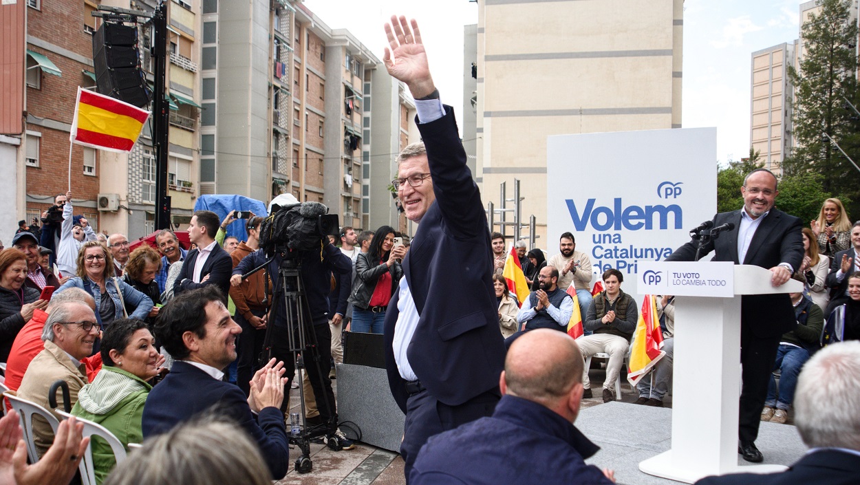 El presidente del PP, Alberto Núñez Feijóo, durante un mitin del Partido Popular, en la Plaça de la Verge del Pilar, a 7 de mayo de 2024, en Cornellà de Llobregat, Barcelona, Catalunya (España). EP.