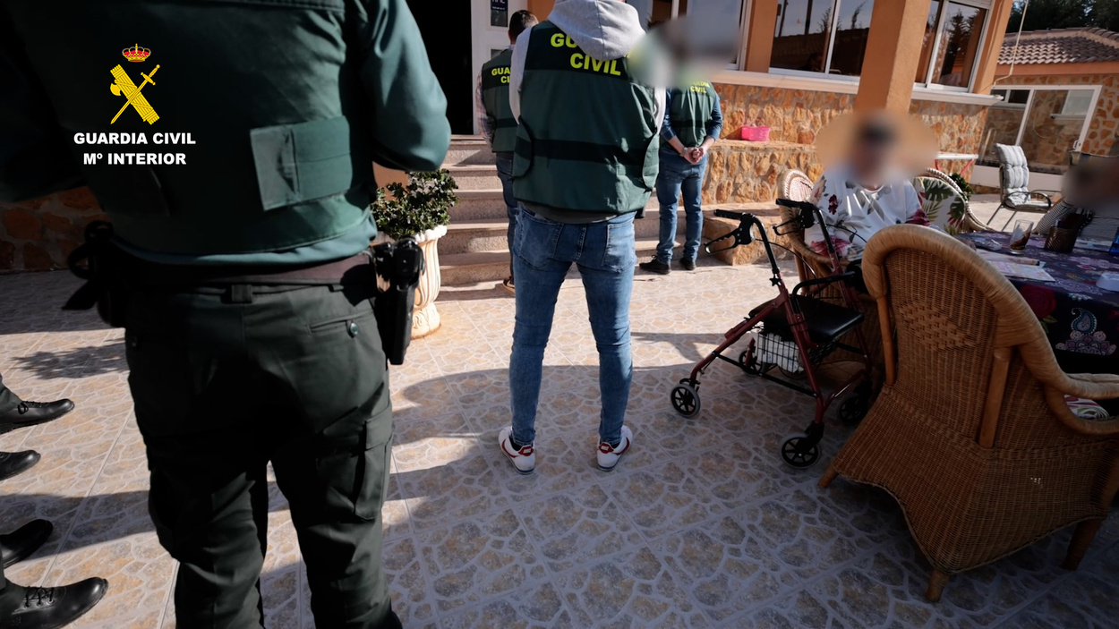 Registro de la Guardia Civil al chalet donde operaba la residencia de ancianos ilegal en Alicante. GUARDIA CIVIL