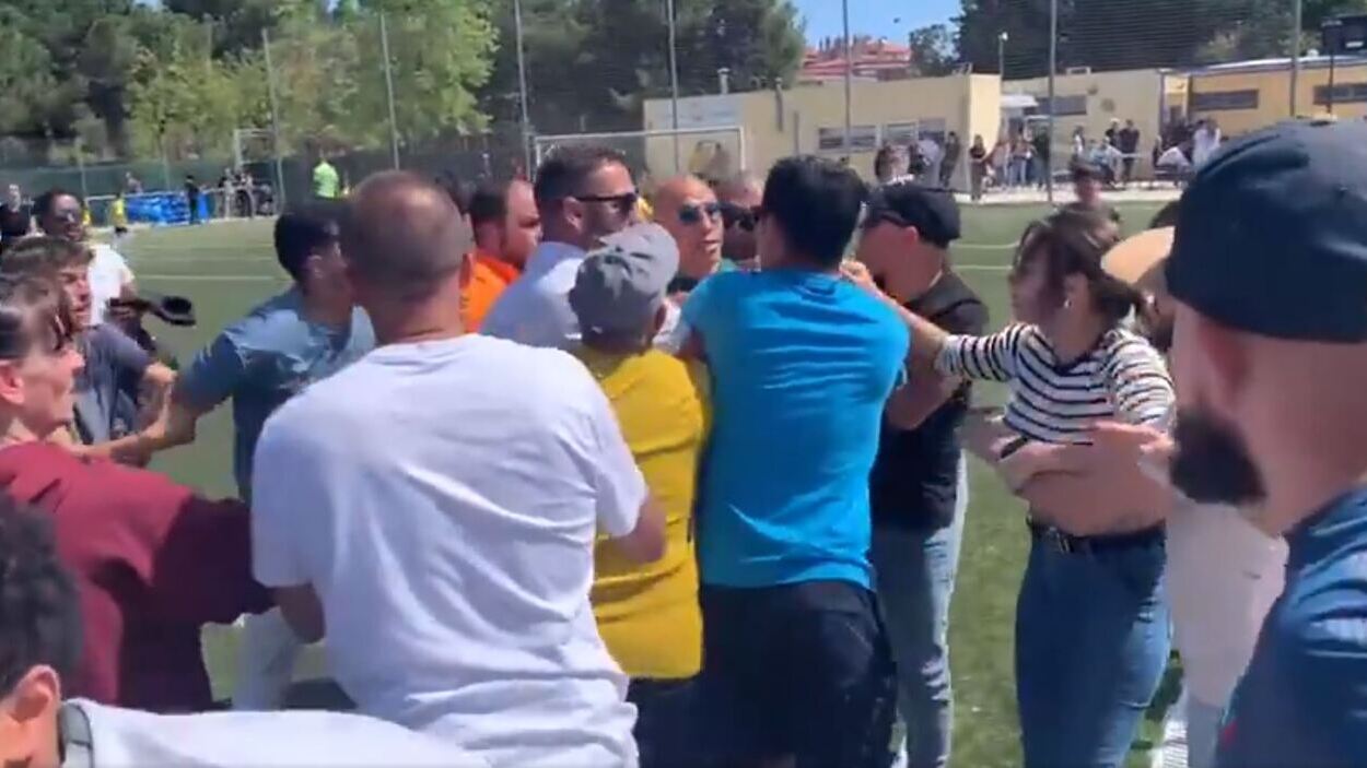 Un herido en una pelea entre padres en un partido de niños de ocho años en Sabadell. X (@FutbolCat_Radio)