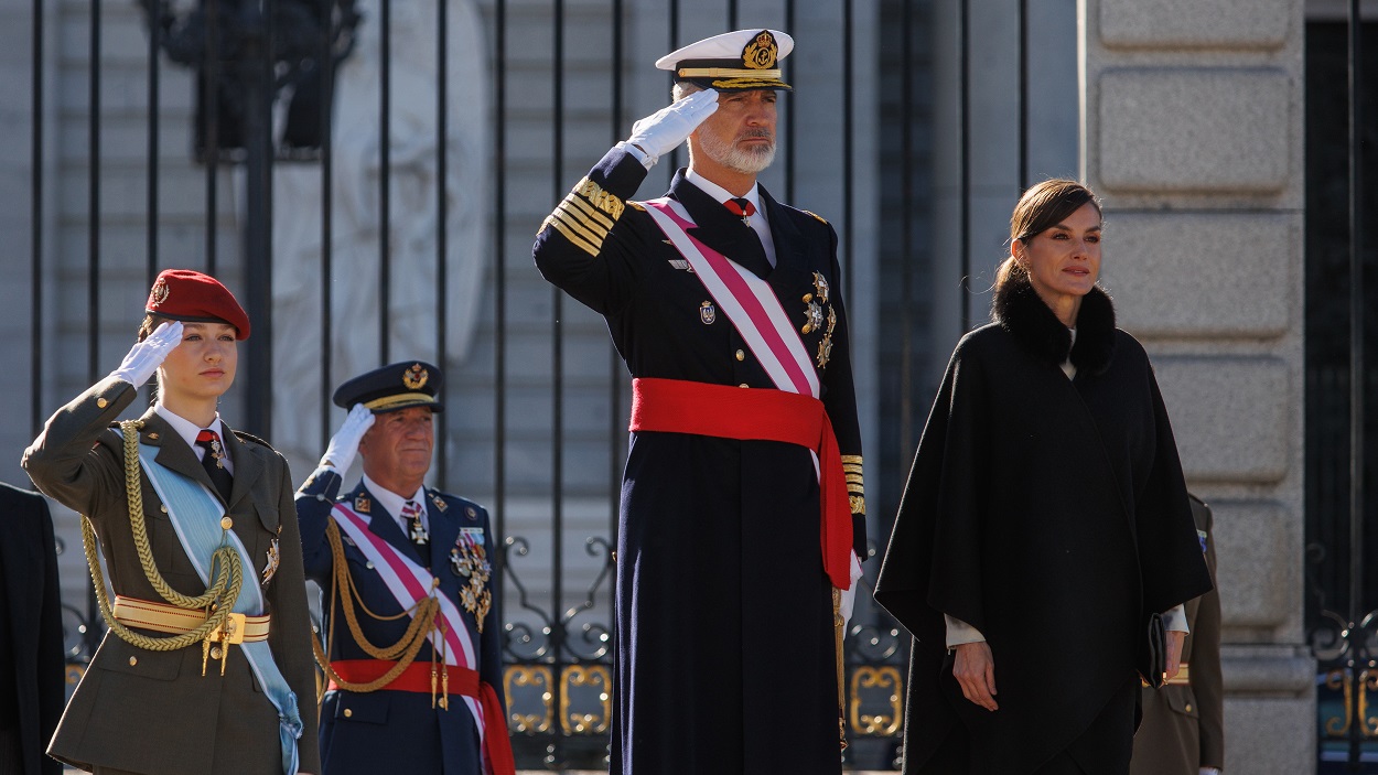 El rey Felipe VI, en acto oficial, acompañado de la reina Letizia y la princesa Leonor. EP