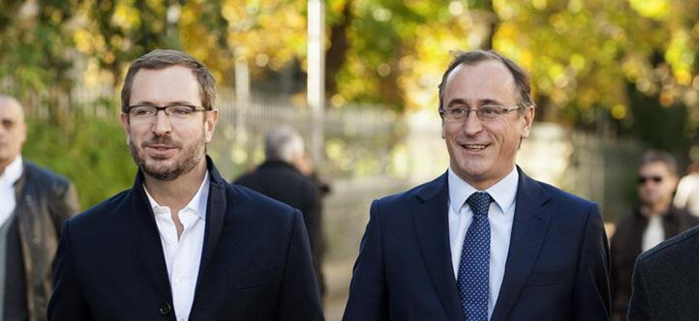 Alfonso Alonso (der.), presidente del PP vasco, y a Javier Maroto (izq.), Vicesecretario Nacional de Acción Sectorial del PP