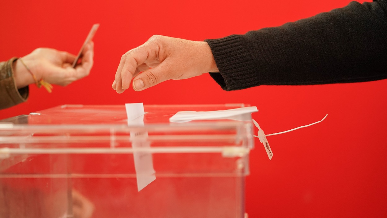 Imagen de una persona ejerciendo su derecho a voto. EP