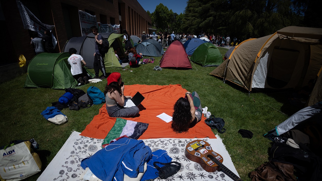 Varios estudiantes acampando en la Complutense. EP