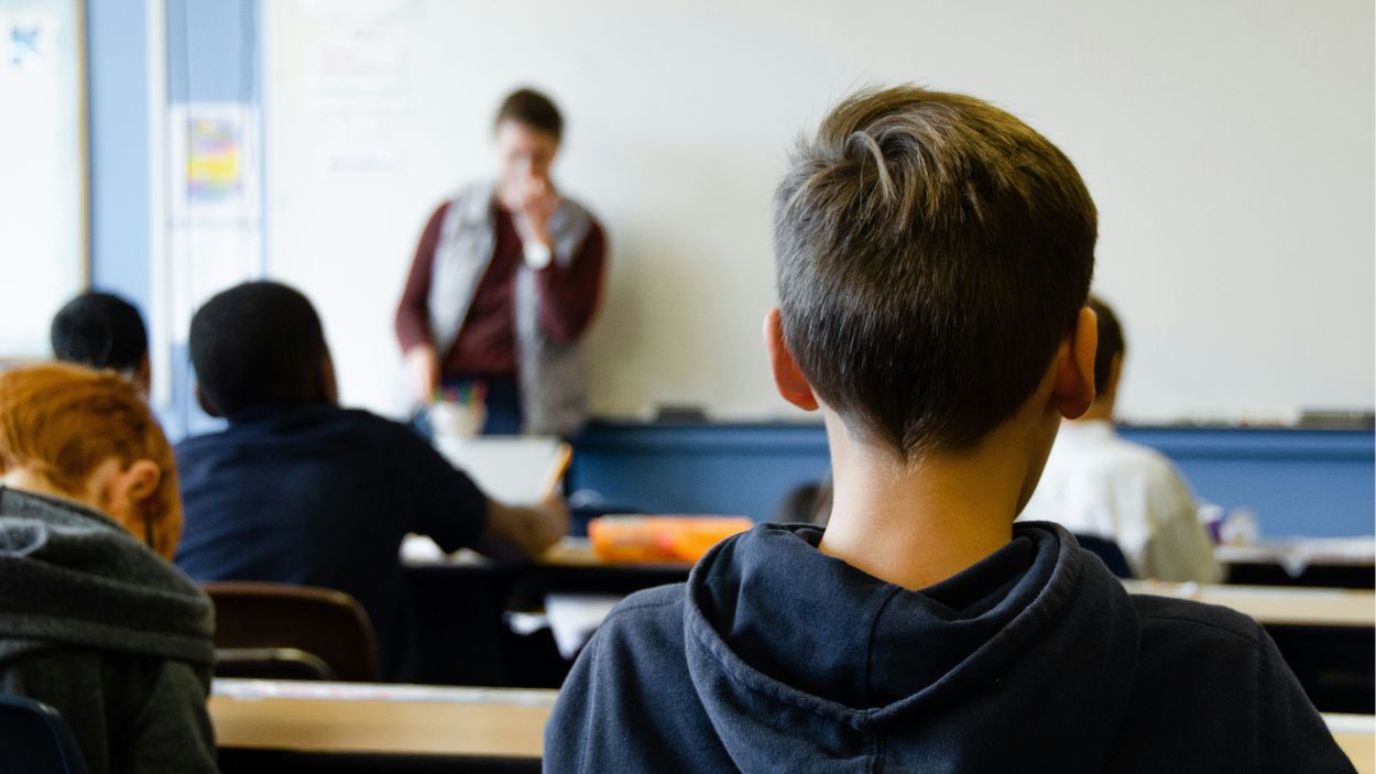 Un niño atiende a una clase en su centro educativo. Unsplash.