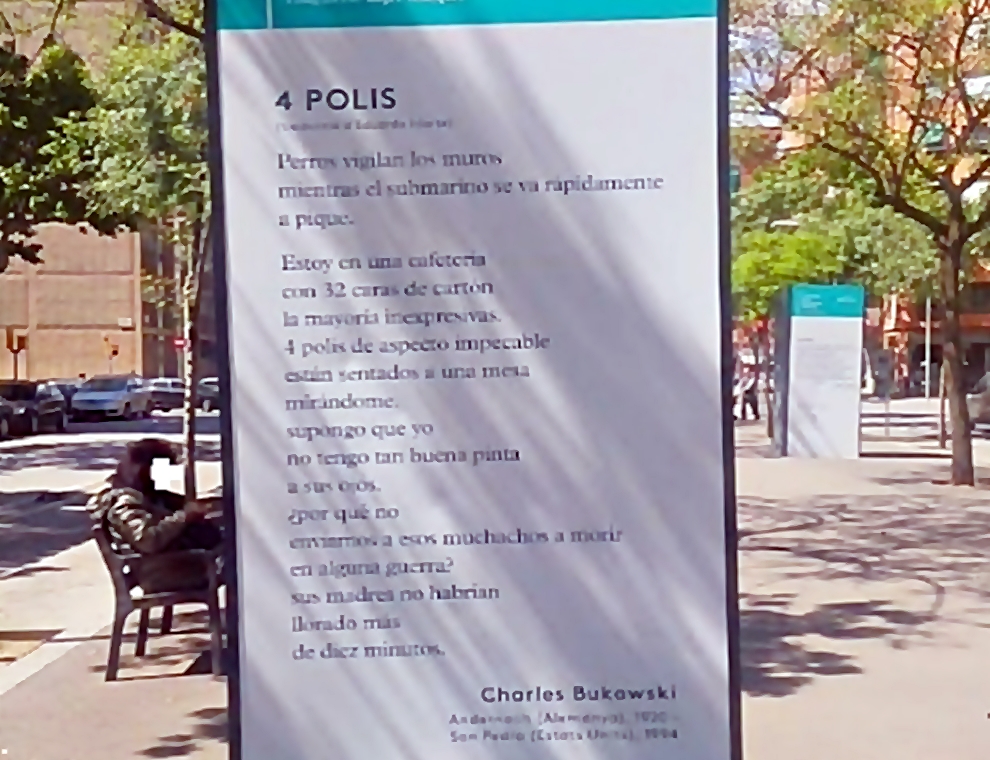 Imagen del polémico cartel con el poema de Bucowski situado frente a una comisaría. 