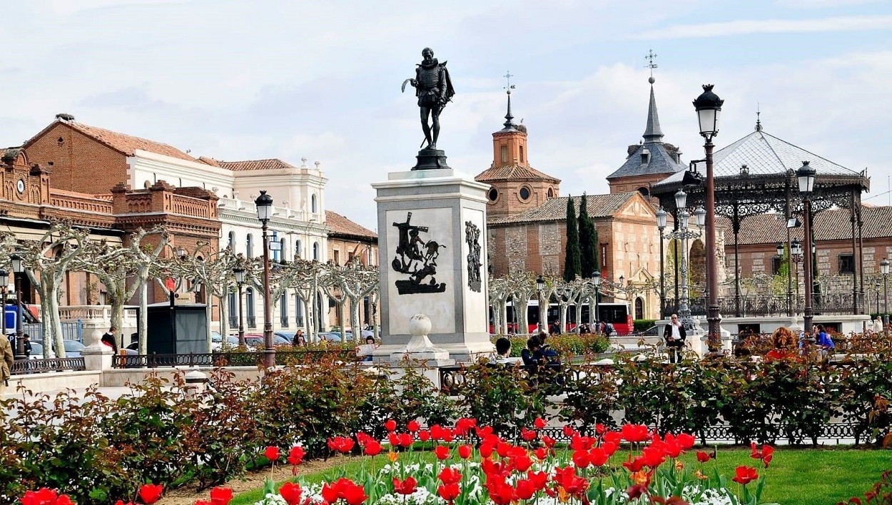 Estatua de Miguel de Cervantes en Alcalá de Henares. EP