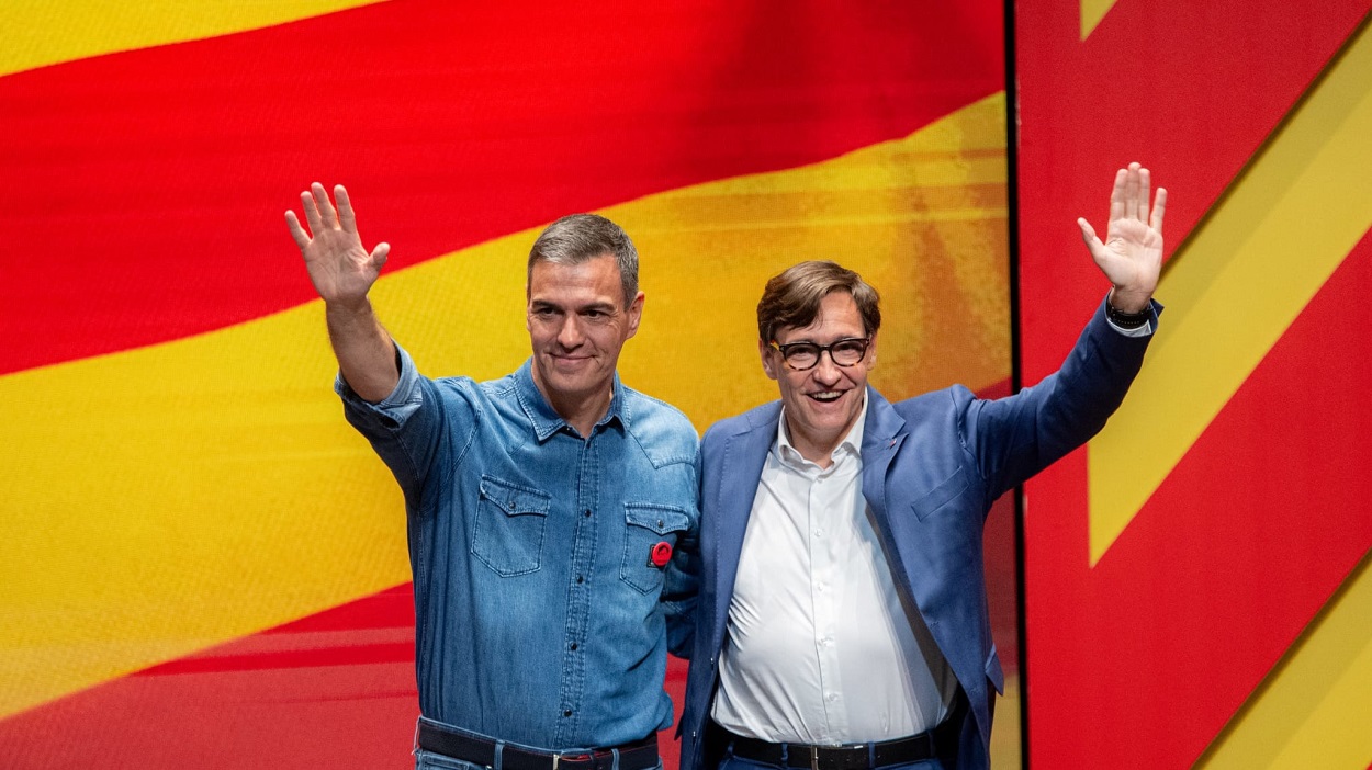 El presidente del Gobierno y secretario general del PSOE, Pedro Sánchez, y el secretario general del PSC y candidato a la Generalitat, Salvador Illa. EP