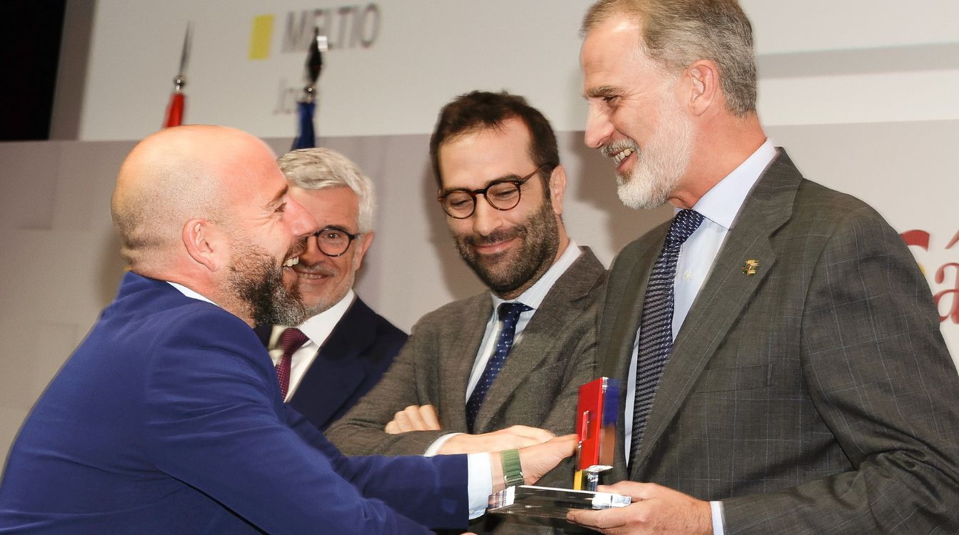 El Rey Felipe VI, en el momento de entregar el Premio Nacional Pyme del año a Meltio