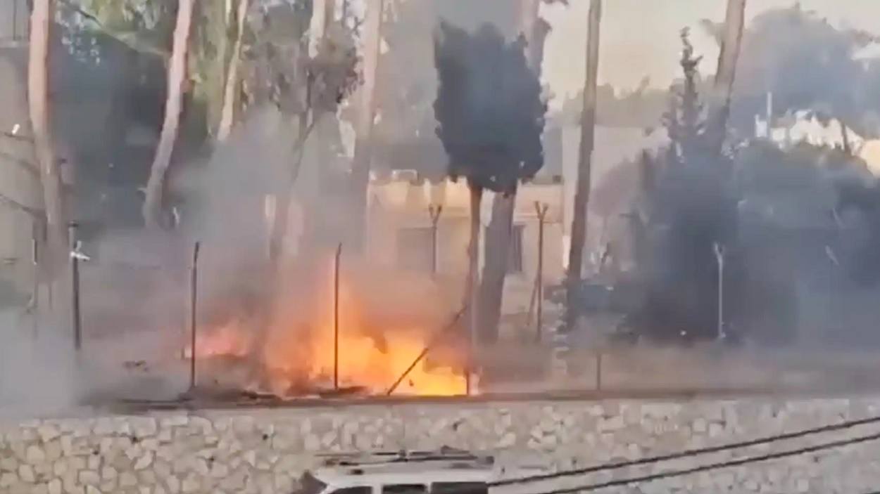 Ciudadanos israelíes queman la sede de UNRWA en Jerusalén Este. Redes Sociales