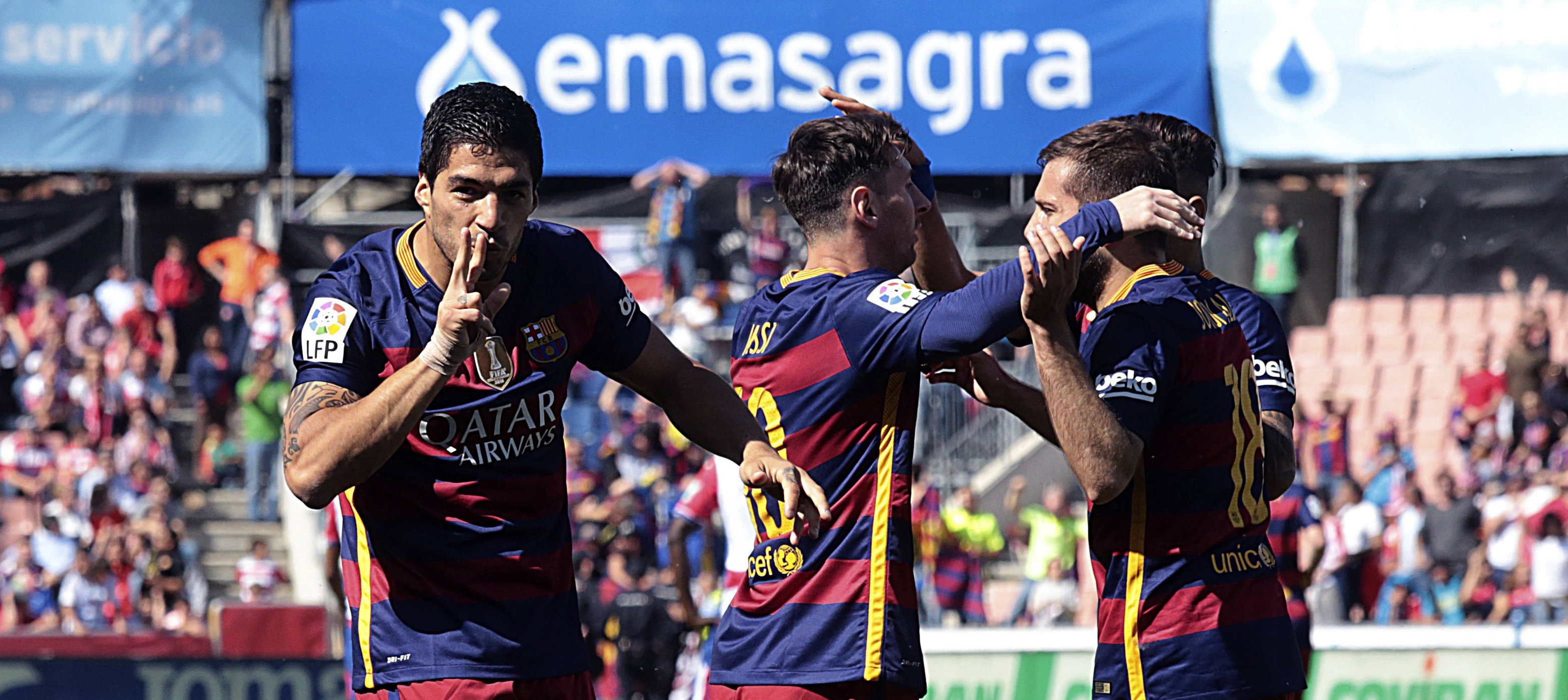 El delantero uruguayo del FC Barcelona Luis Suárez celebra uno de los goles marcados ante el Granada. 