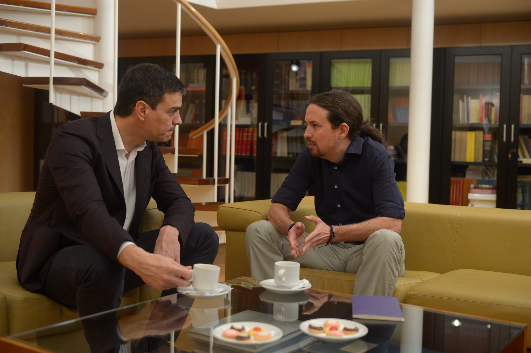 Pedro Sánchez y Pablo Iglesias toman café durante su reunión en el Congreso de los Diputados