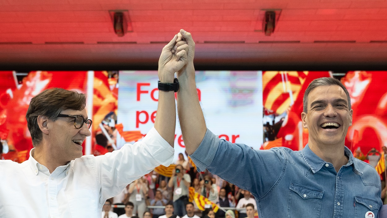 El candidato del PSC en las elecciones catalanas, Salvador Illa, y el presidente del Gobierno, Pedro Sánchez. EP