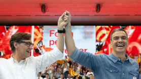 El candidato del PSC en las elecciones catalanas, Salvador Illa, y el presidente del Gobierno, Pedro Sánchez. EP