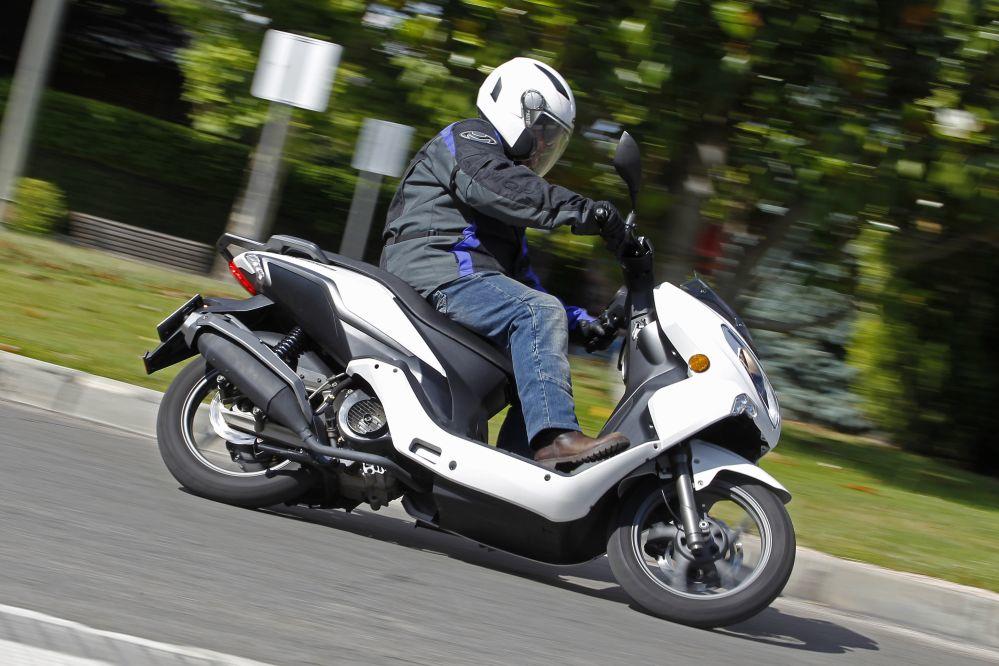 Consejos para conducir una moto o scooter 125 si tienes carnet de coche