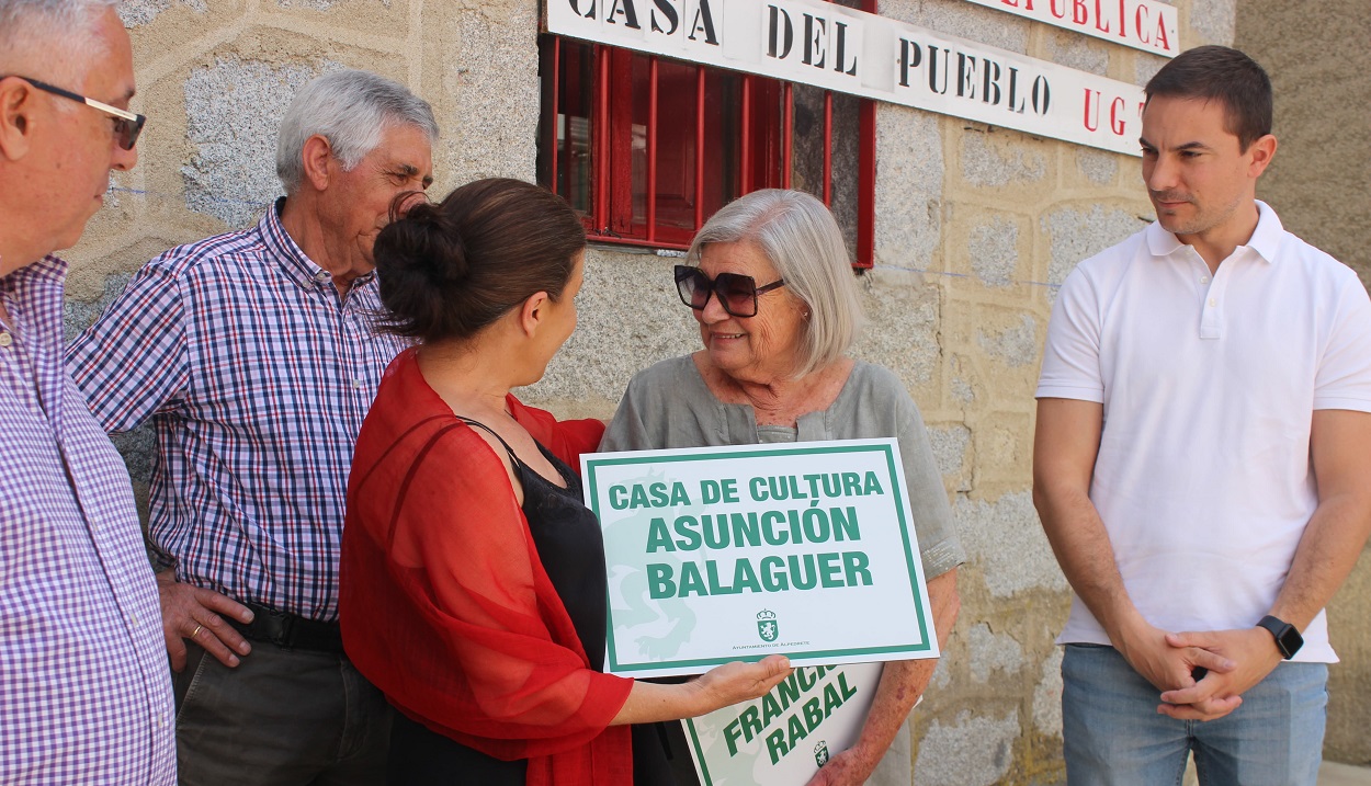 El secretario general del PSM, Juan Lobato, asiste a la entrega de una réplica de las placas de Francisco Rabal y Asunción Balaguer.