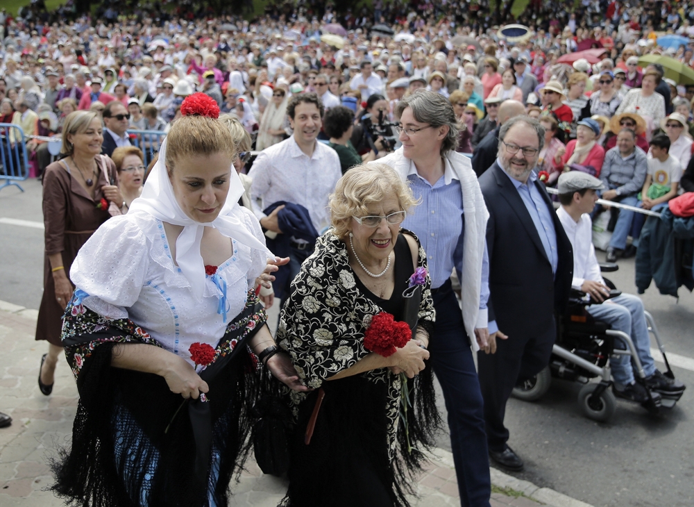 La alcaldesa de Madrid, Manuela Carmena, en la pradera de San Isidro este domingo. (Foto: EFE)