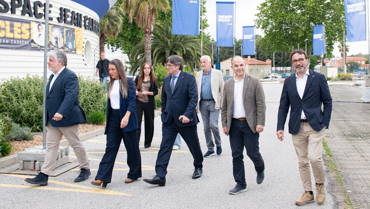 El expresidente de la Generalitat de Catalunya y candidato de Junts a las elecciones catalanas, Carles Puigdemont, a su llegada al seguimiento de la jornada electoral de elecciones autonómicas de Cataluña, en Jean Carrère Space. EP.