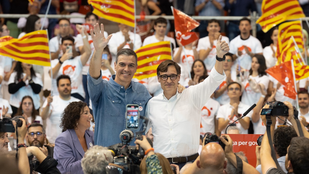El candidato del PSC Salvador Illa (i) y el presidente del Gobierno Pedro Sánchez (d), durante un mitin del PSC. EP.