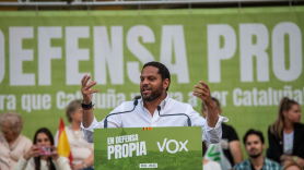 El secretario general de VOX y líder del partido en Cataluña, Ignacio Garriga, interviene durante un mitin de VOX, en la plaza Llibertat, a 9 de mayo de 2024, en Reus (Tarragona). EP