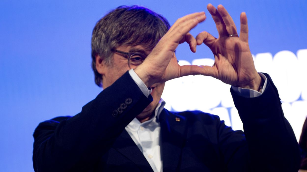 El líder de Junts, Carles Puigdemont, celebra el resultado de su partido haciendo el gesto de un corazón. EP. 