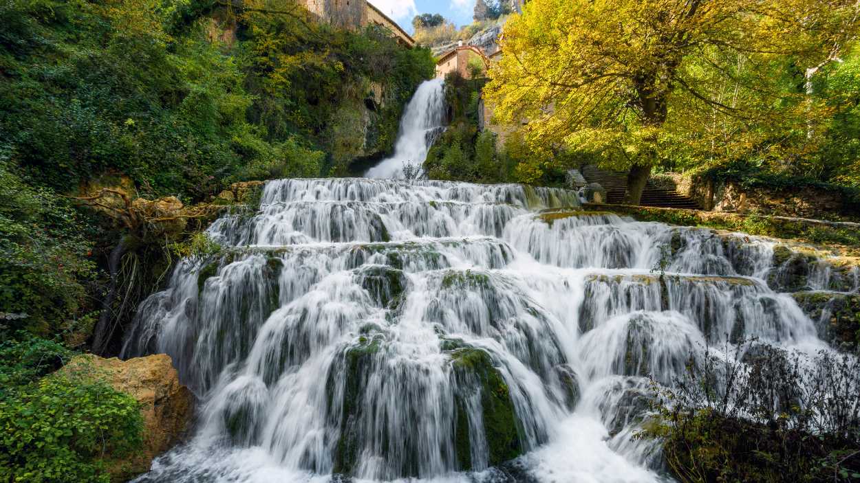 Orbaneja del Castillo, el pueblo de Burgos partido en dos por una cascada que es una parada clave del Camino de Santiago.