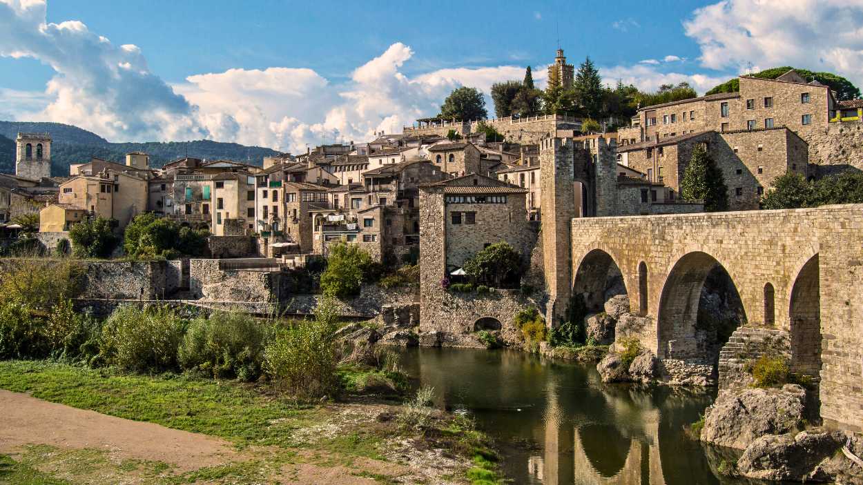Besalú, el pueblo medieval de Girona con moneda propia que ha sido escenario de Westworld, El Perfume y Juego de Tronos.