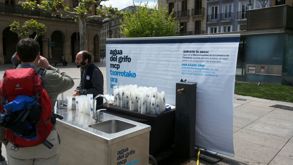 En medio de la polémica por los 130.000 euros, algunos critican la cata de agua del grifo con dinero público. 