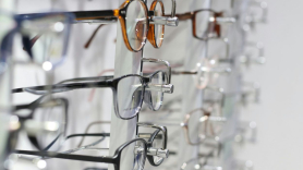 Monturas de gafas en una óptica. Unsplash.