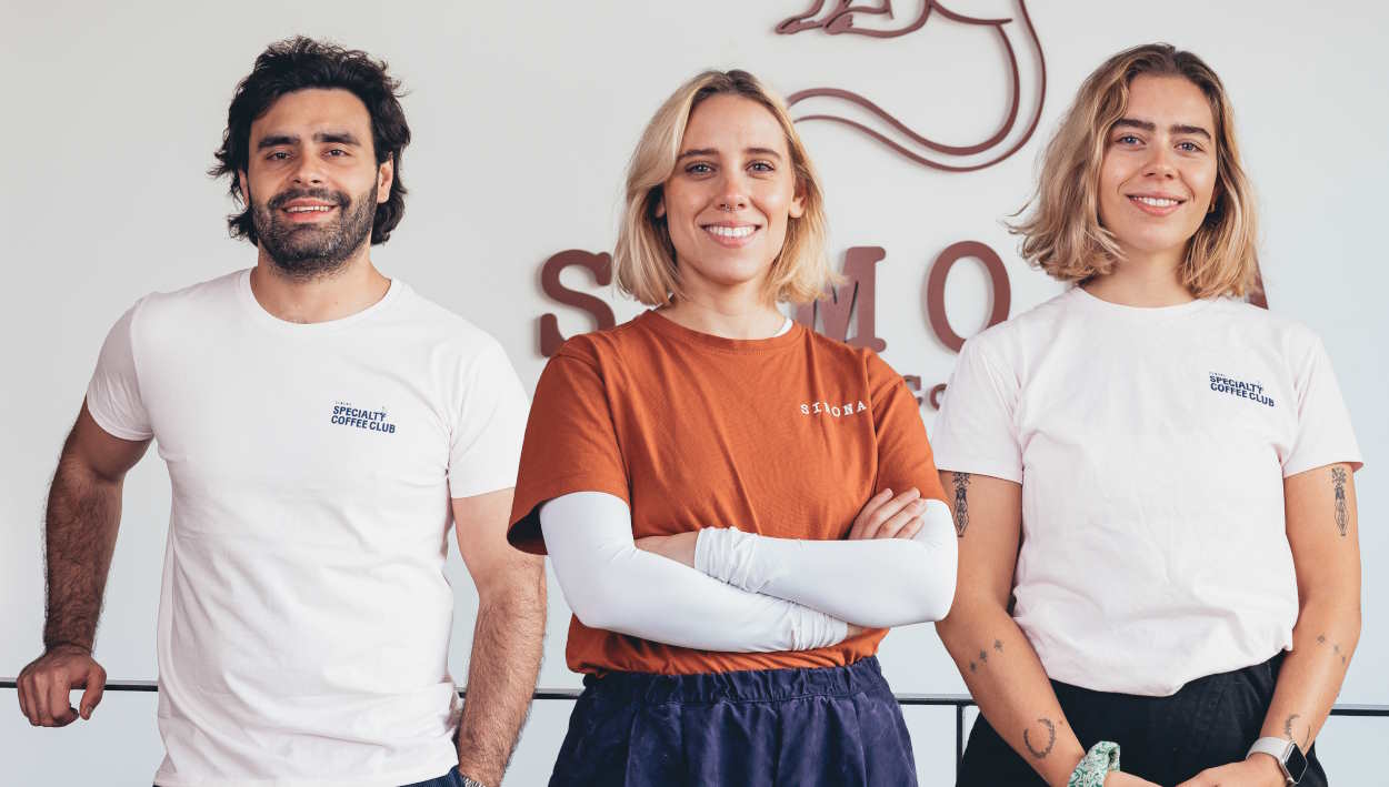 Emprendedores que han creado el espacio gastronómico Simona en San Sebastián con el apoyo de MicroBank y el BEI