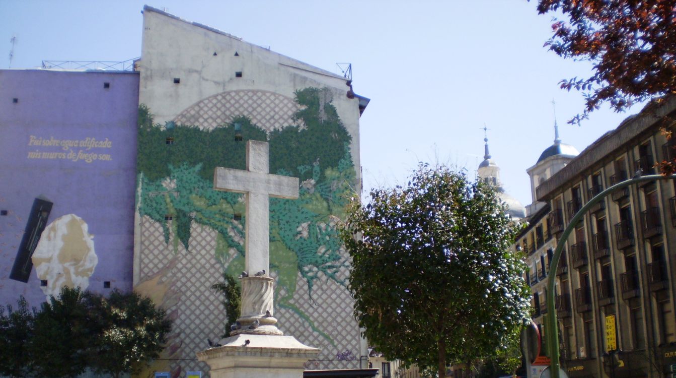 Mural en la plaza de Puerta Cerrada, en La Latina, que recuerda el primer lema de la villa de Madrid: 'Fui sobre agua edificada, mis muros de fuego son'