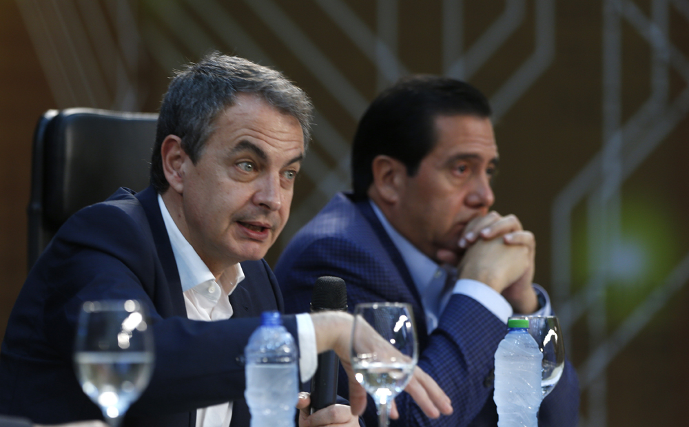 José Luis Rodríguez Zapatero, junto al expresidente de Panamá, Martín Torrijos, en Santo Domingo (República Dominicana). 