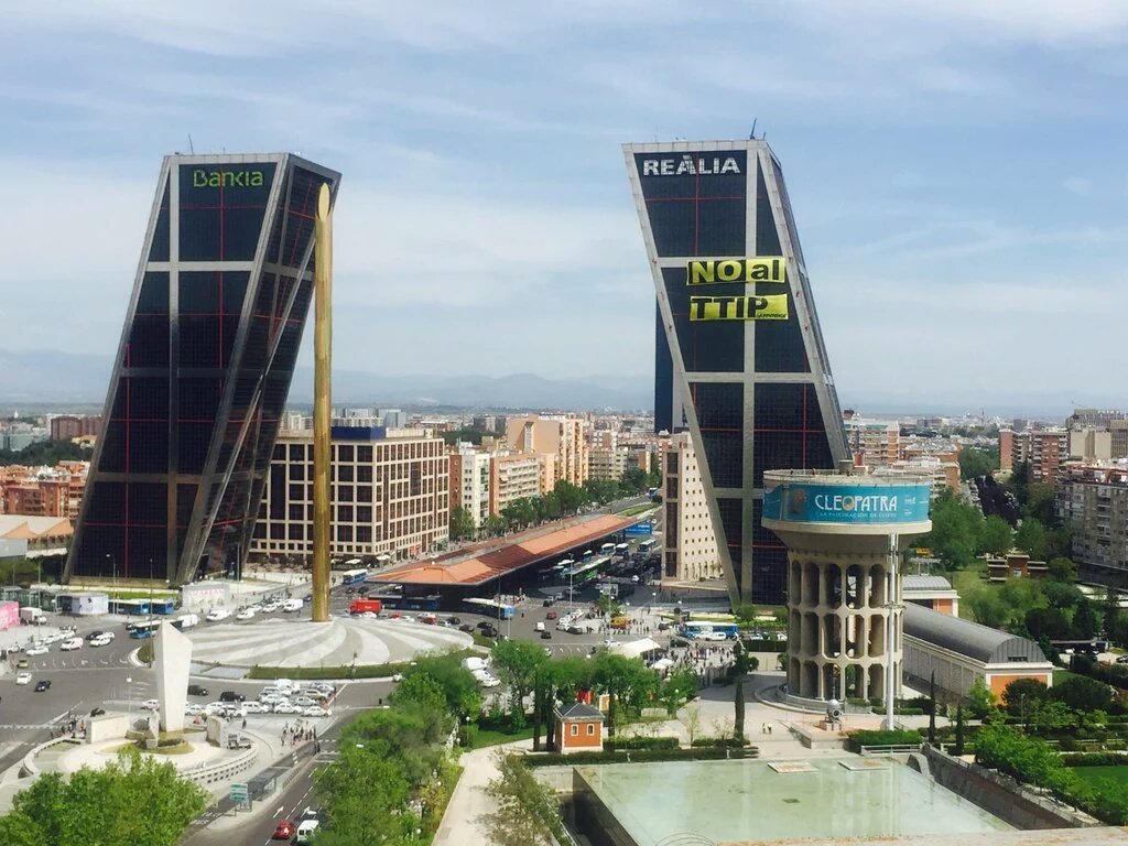 Pancarta desplegada por Greenpeace en una de las Torres Kio