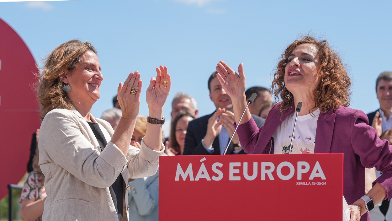 La vicepresidenta tercera y ministra para la Transición Ecológica y Reto Demográfico, Teresa Ribera, y la vicepresidenta primera y ministra de Hacienda, María Jesús Montero. EP