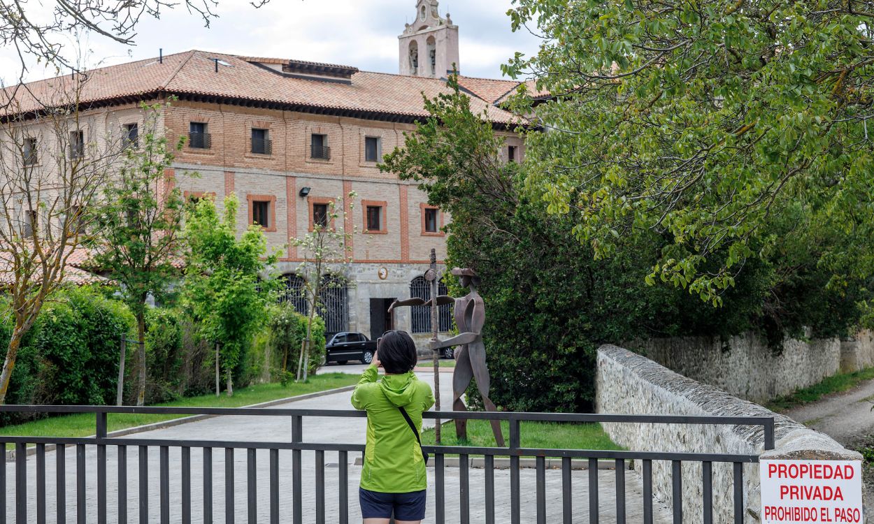 Una persona en el exterior del Convento de Belorado, a 14 de mayo de 2024, en Belorado, Burgos, Castilla y León (España). EP