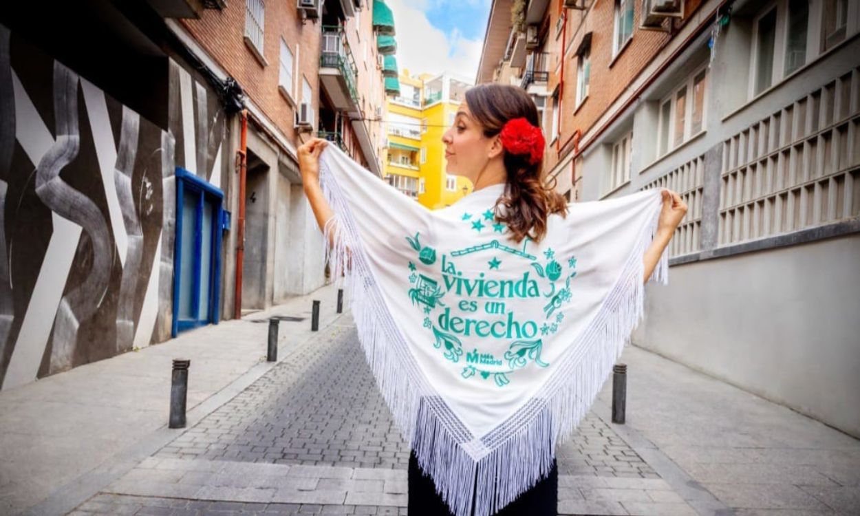 La portavoz de Más Madrid en el Ayuntamiento, Rita Maestre, con un mantón por el derecho a la vivienda. EP