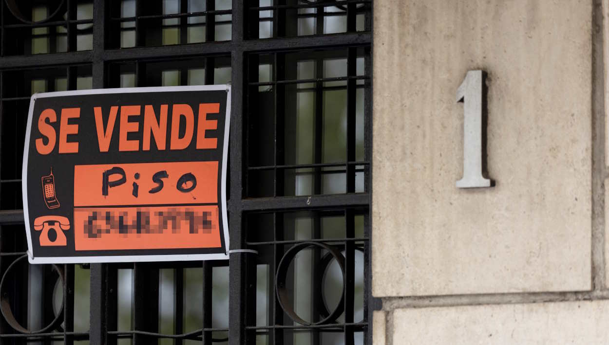 Un cartel de se vende en una vivienda en Madrid. EP