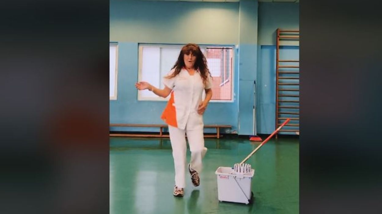 Despiden a una limpiadora de un colegio de Madrid por bailar en TikTok. 