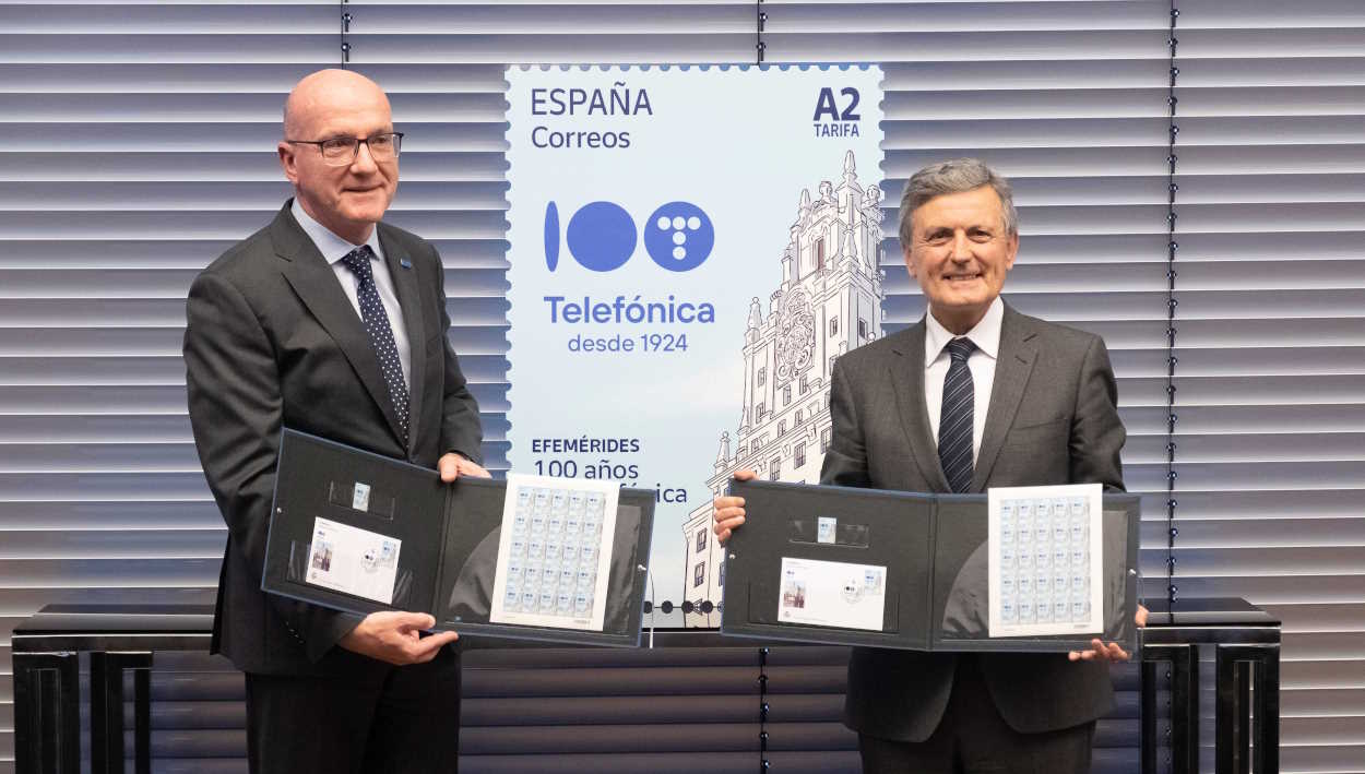 El consejero delegado de Telefónica, Ángel Vilá, junto al presidente de Correos, Pedro Saura en la presentación Sello 100 años de Telefónica
