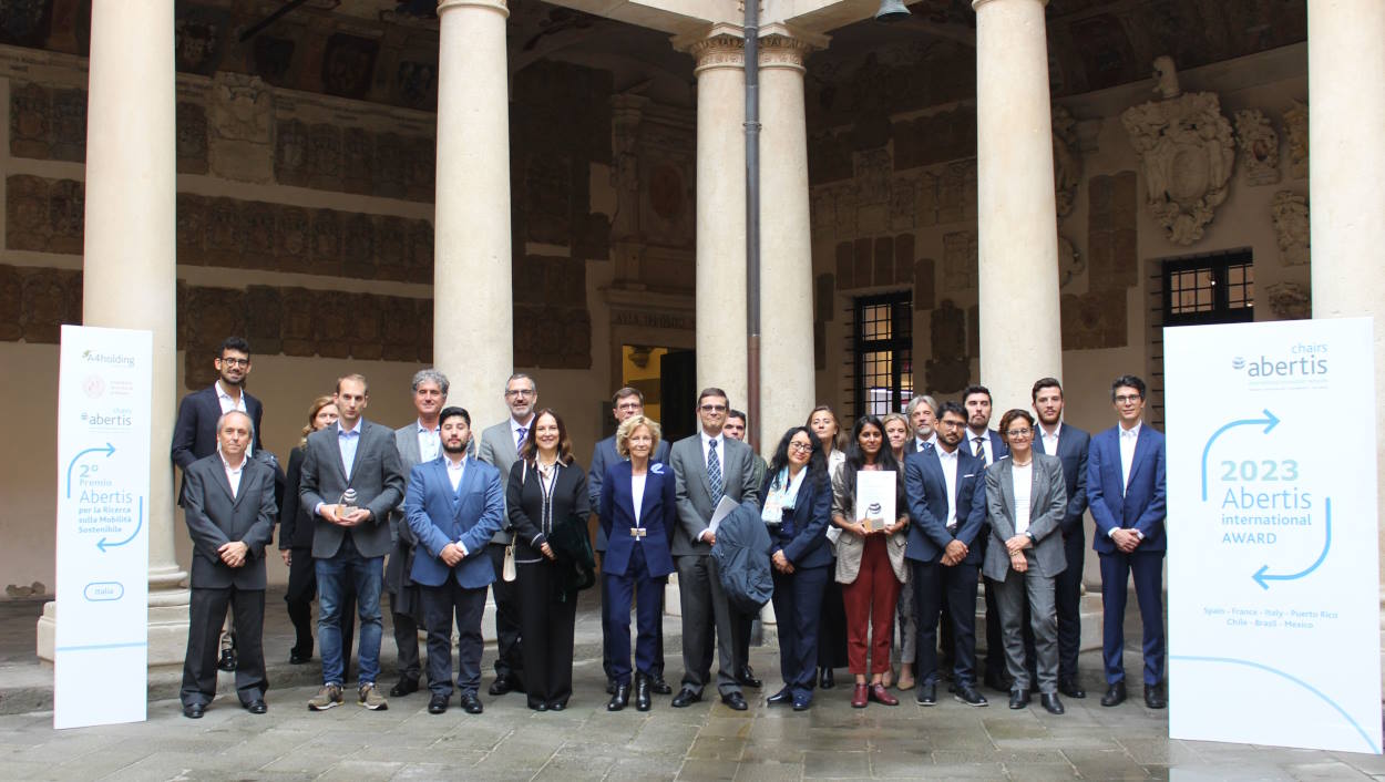 Foto de familia de la entrega del Premio Internacional Cátedra Abertis 2023