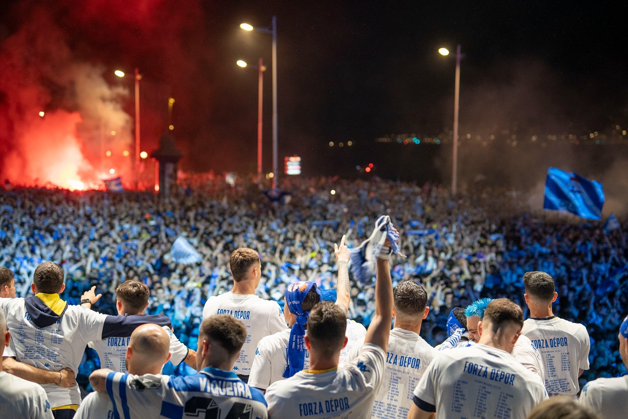 Los jugadores del Deportivo de la Coruña celebra el ascenso a Segunda División. Foto recuperada del perfil de X del club