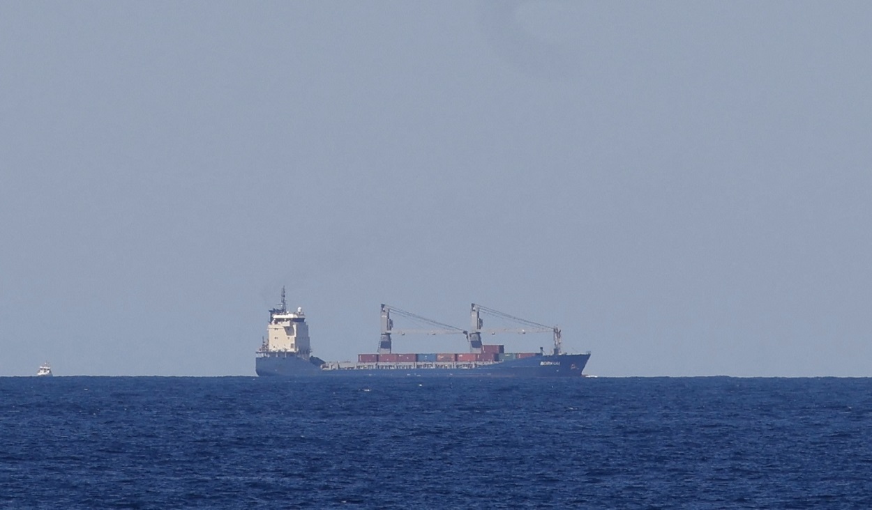 El buque Borkum frente al puerto de Cartagena. EP