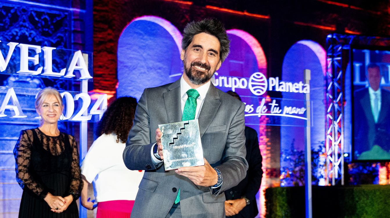 El escritor Manel Loureiro gana el XXIX Premio Fernando Lara por su novela 'Cuando la tormenta pase' a 16 de mayo de 2024, en Sevilla, Andalucía (España)