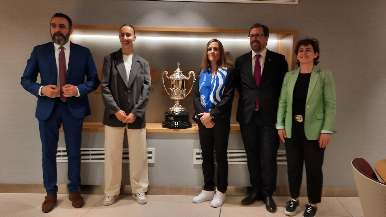 La Copa de la Reina llega en AVE a Zaragoza escoltada por ex jugadoras de los dos equipos finalistas. Renfe