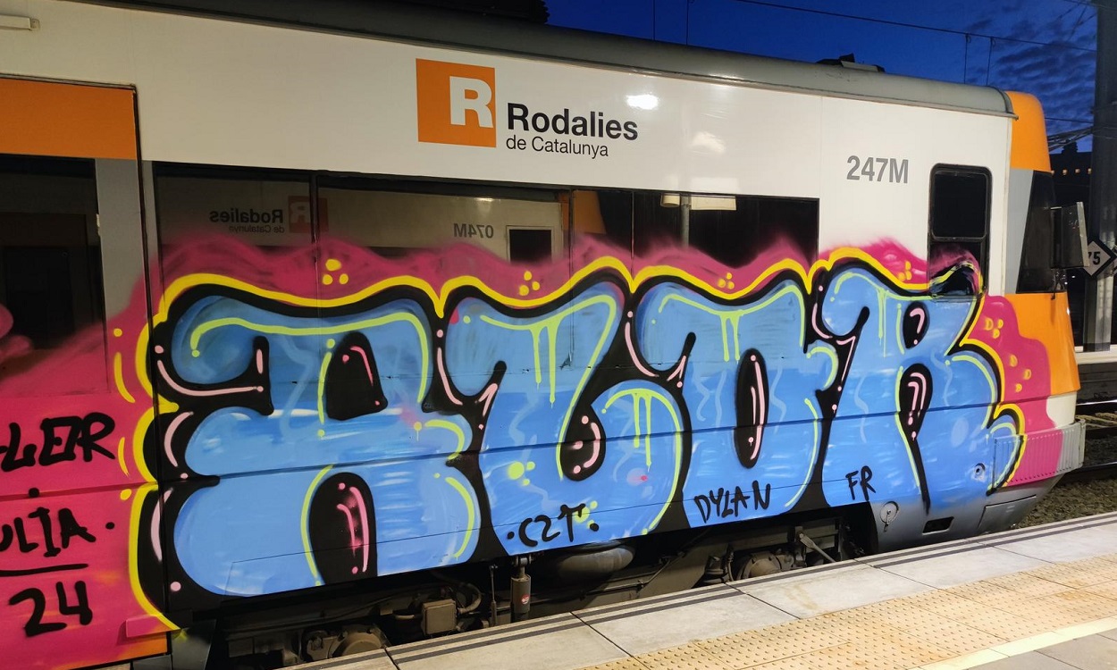 Tren de Rodalies pintado de grafiti