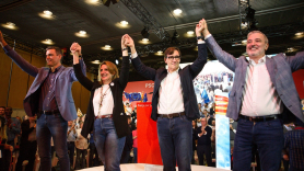 El secretario general del PSOE y presidente del Gobierno, Pedro Sánchez, la candidata del PSOE a las elecciones europeas y vicepresidenta tercera y ministra para la Transición Ecológica, Teresa Ribera, el líder del PSC y candidato del partido a la Presidencia de la Generalitat, Salvador Illa, y el alcalde de Barcelona, Jaume Collboni. EP