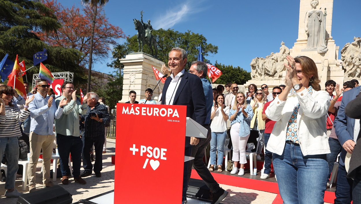 El expresidente del Gobierno, José Luis Rodríguez Zapatero, y la cabeza de lista del PSOE para las europeas, Teresa Ribera. EP