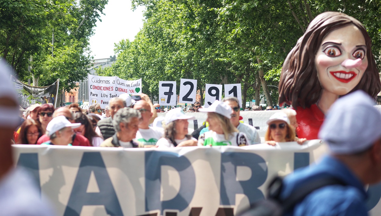 Varias personas durante una manifestación para defender la sanidad pública, a 19 de mayo de 2024, en Madrid (España). EP.